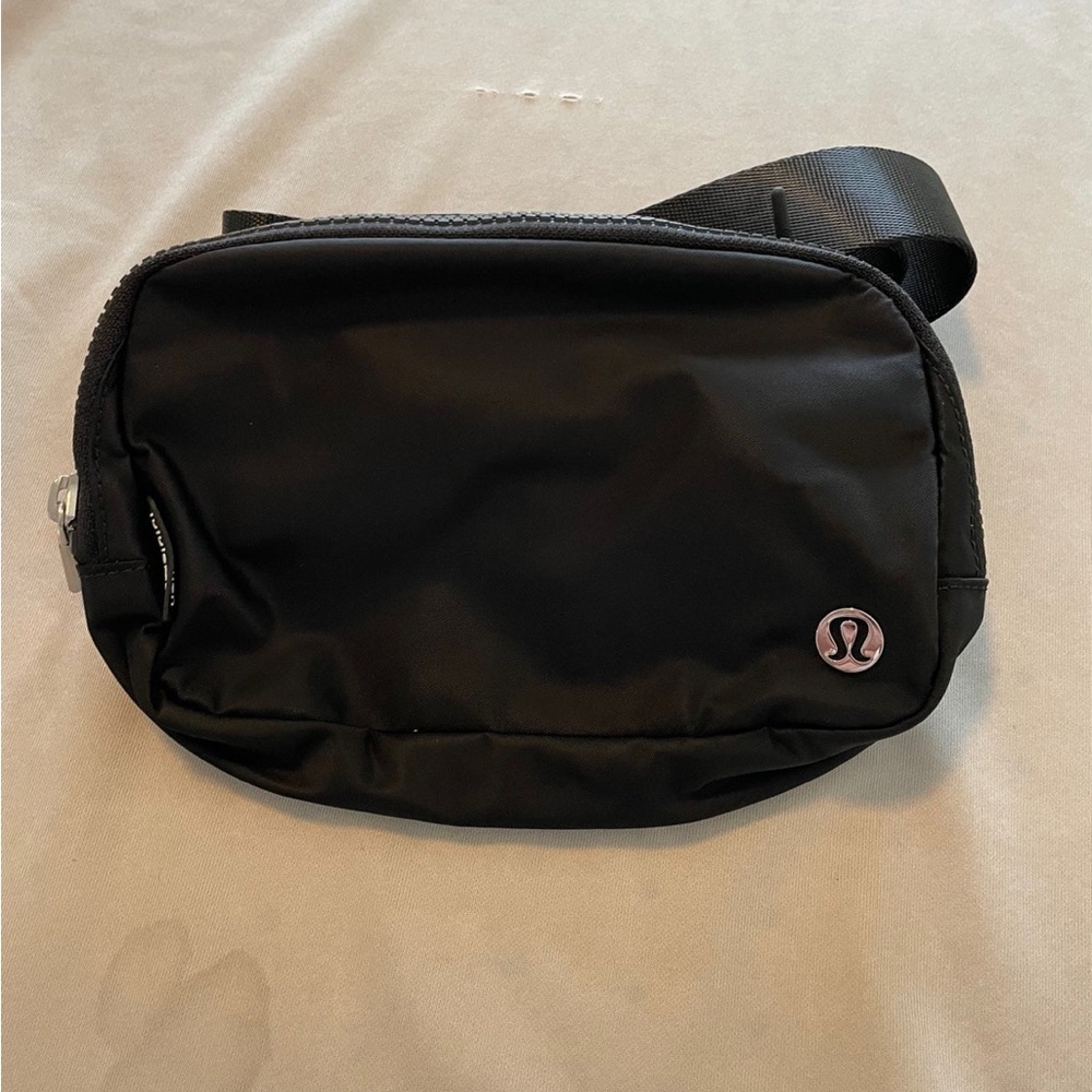 BNWT Lululemon BLACK Everywhere Belt Bag